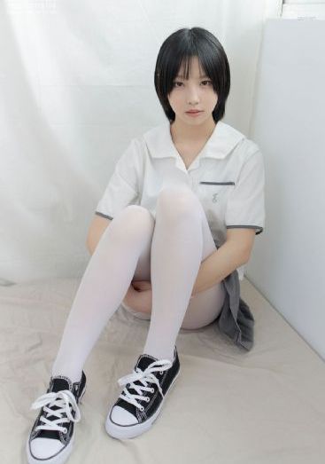 他掀开裙子舌头伸进去在线观看