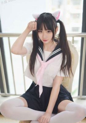 美女在床上打扑克